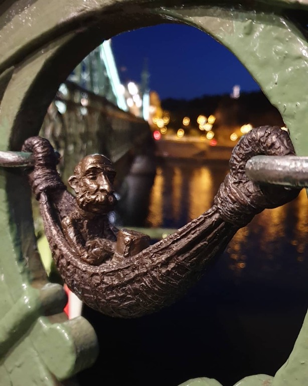 Miniature statue by Mihály Kolodko