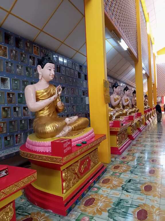 the passageway behind the statue