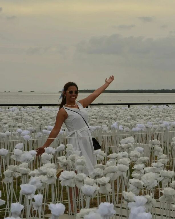 10000 Roses Cafe & More