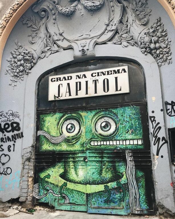 The Triumphal Arch, Pisica Patrata installation at Cinema Capitol