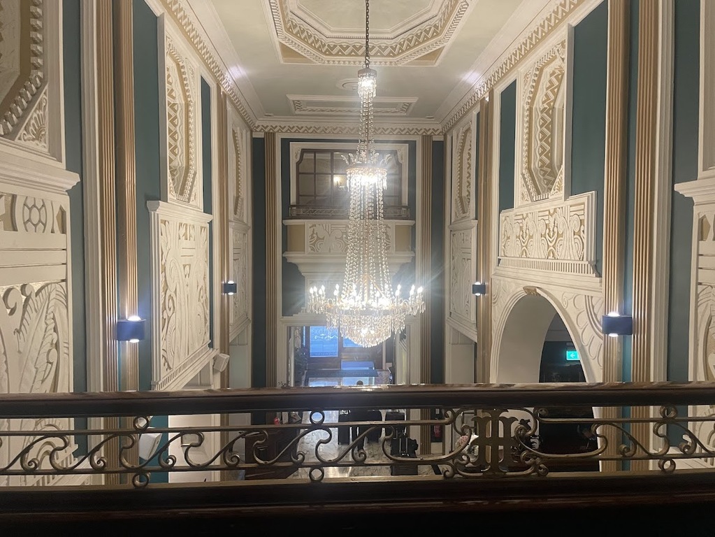 Magnificent central chandelier