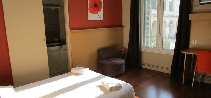 where to stay in nimes france