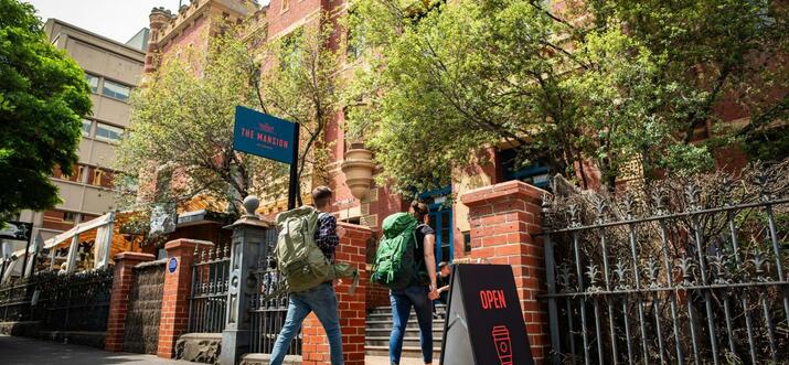 backpacker hostel in melbourne