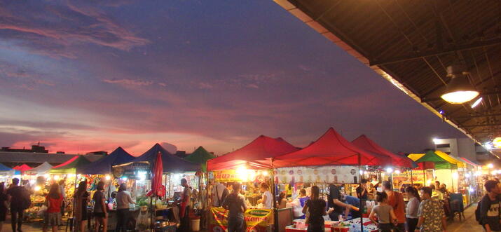 night markets near sukhumvit