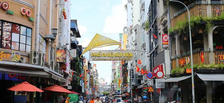 night markets in vietnam