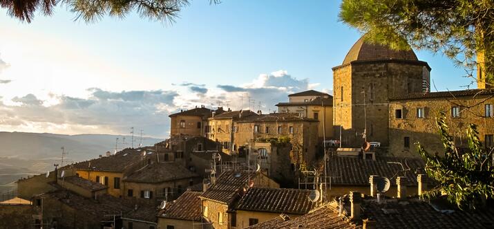 things to do in Volterra at night