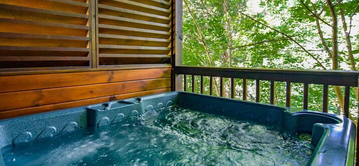 cabins in pigeon forge with hot tub