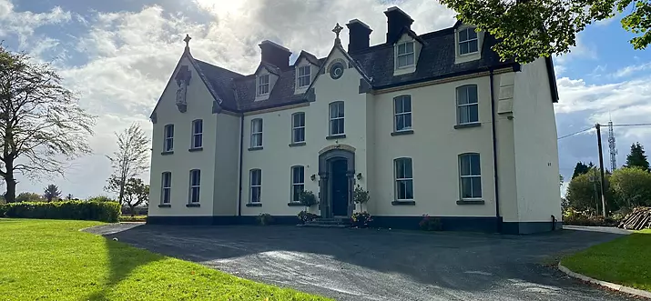 10 Handpicked Airbnb Vacation Rentals In And Nearby Woodford, Ireland