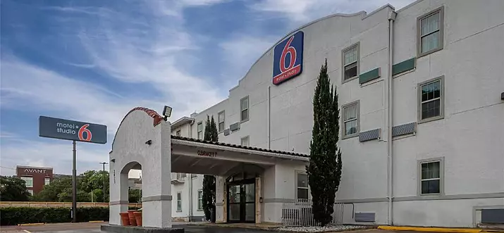 7 Best Hotels With Smoking Rooms In Dallas, Texas
