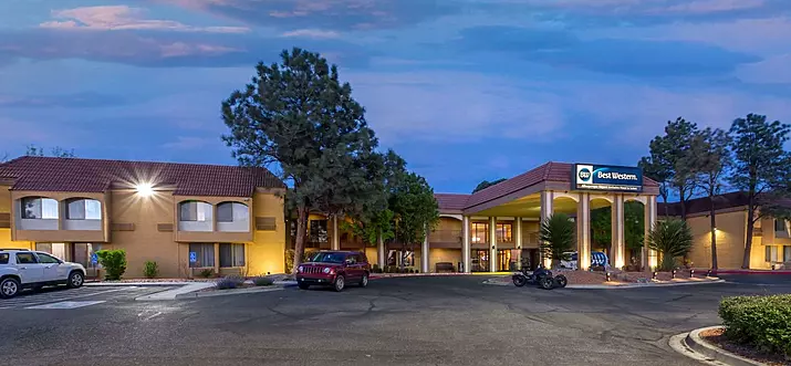 9 Best Hotels With In-Room Hot Tub In Albuquerque, New Mexico