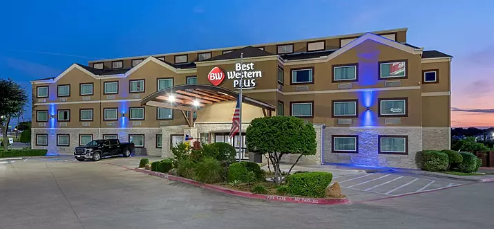 9 Best Hotels With In-Room Hot Tub In Arlington, Texas