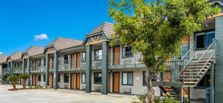 hotels with hot tub in room ontario ca