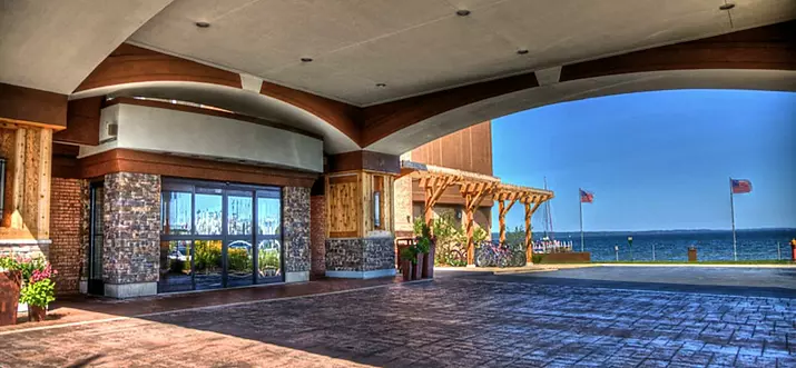 10 Best Hotels With Pool In Traverse City, Michigan