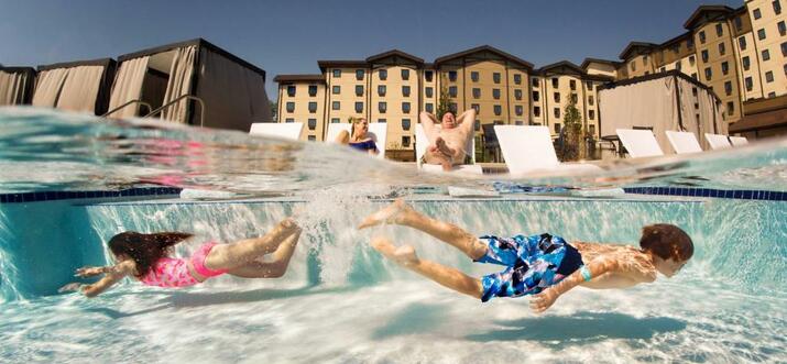 hotel in williamsburg va with water park