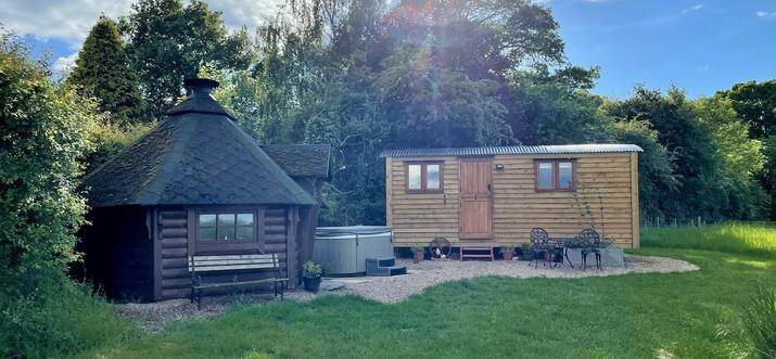 7 Best Cabins With Hot Tub In Leicestershire, UK