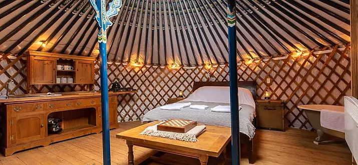 Top 10 Glamping Spots Near Cirencester, UK
