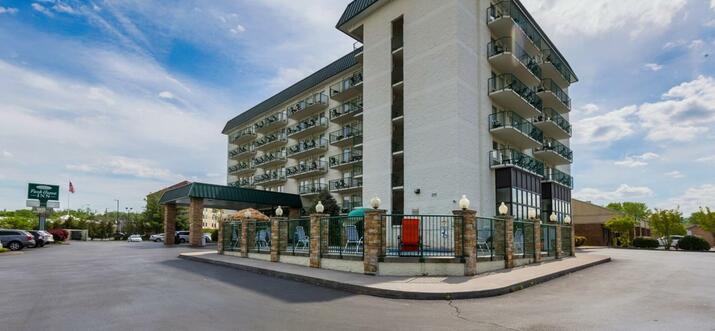 pigeon forge hotels with breakfast