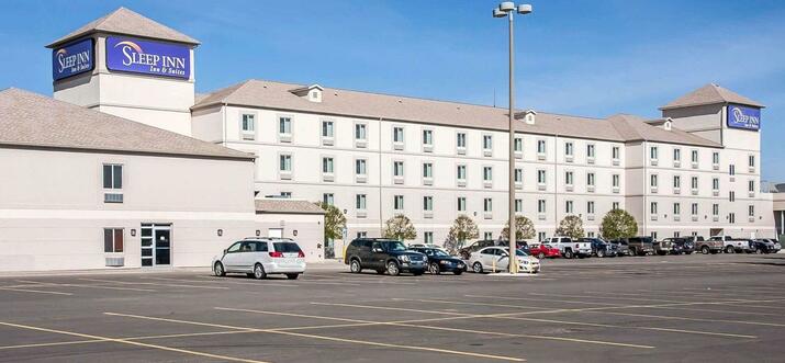 hotels with water parks in minot
