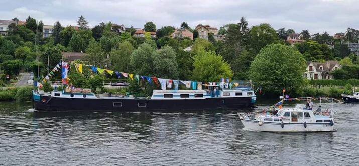 houseboats on the seine