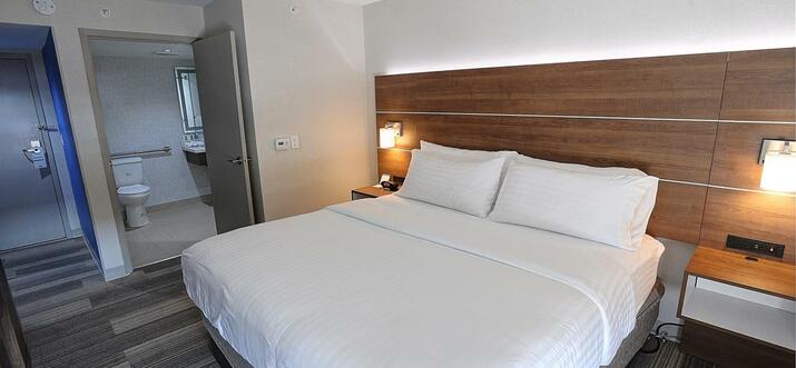 hotels in mississauga with free breakfast