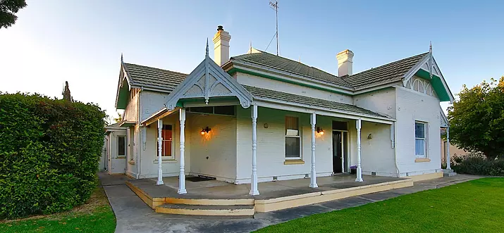 6 Best Airbnb Vacation Rentals In Bordertown, Australia
