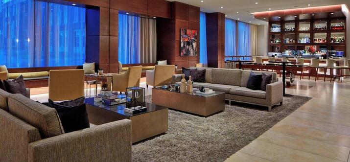 hotels near des moines airport with shuttle