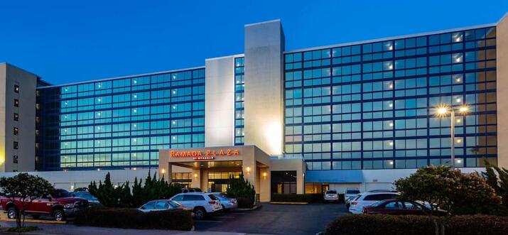 hotels with balcony in hampton va