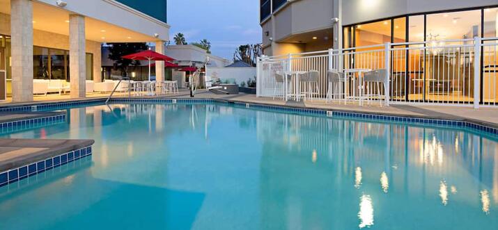 hotels in long beach with airport shuttle