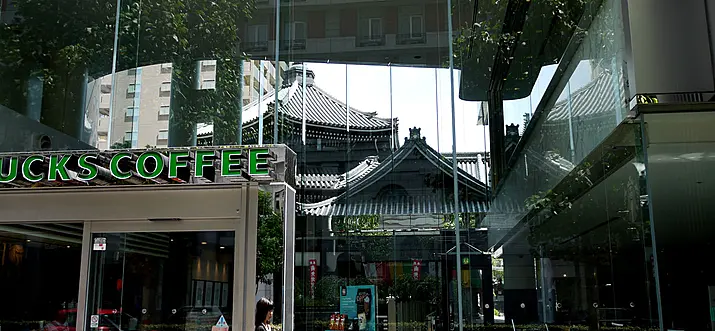 Visible from Inside a Starbucks, Visit the “Belly-Button” of Kyoto at Chohoji Temple!
