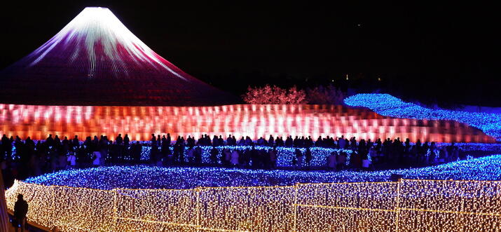 A world of illusions where even cultural heritages shine! Nabana no Sato's winter illuminations