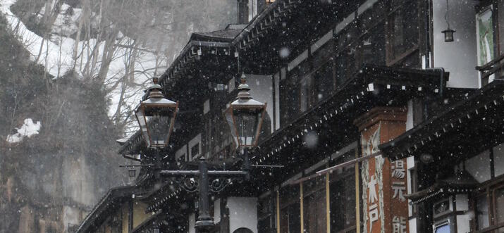 Ginzan Onsen, a secluded hot springs town with a floating atmosphere of a romantic nostalgic past