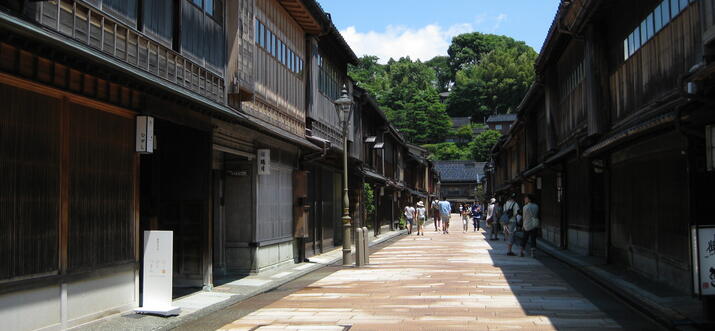 Bask in the spirit of Kanazawa’s old town! A walk around Kazuemachi and Higashi Chaya districts