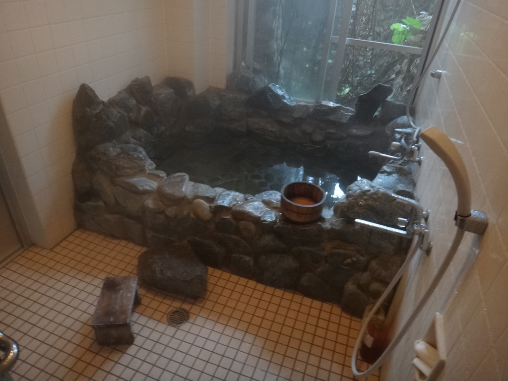 unique hotels in kunigami | bathe in hot water softly warmed by firewood