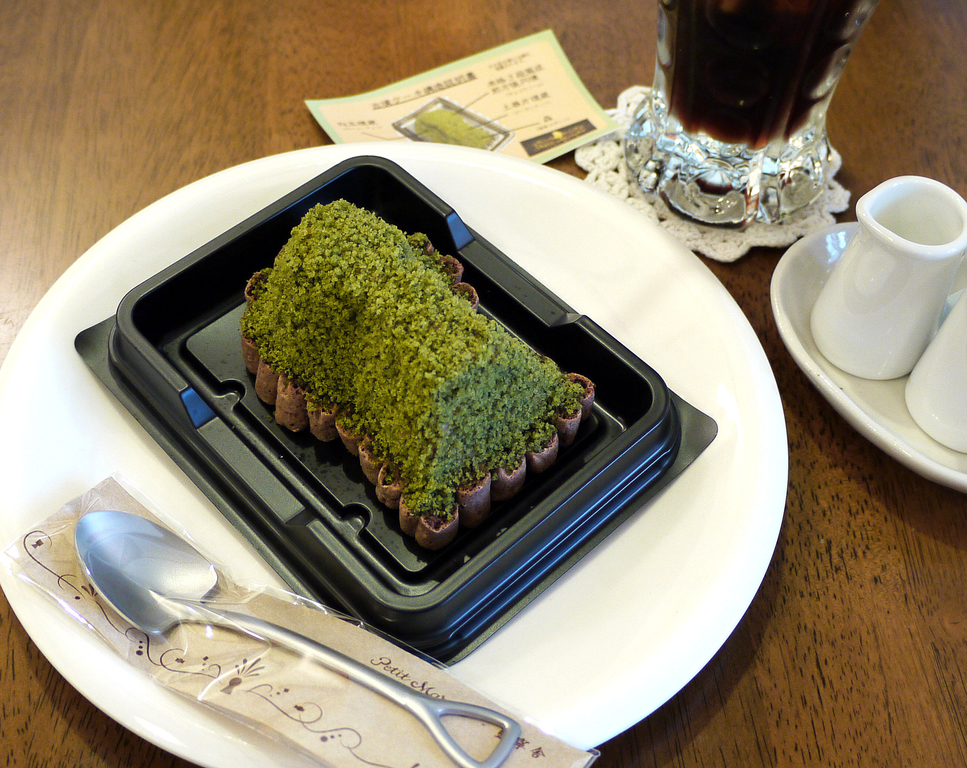 where to eat kofun cake in nara | cute! this is the small kofun cake!