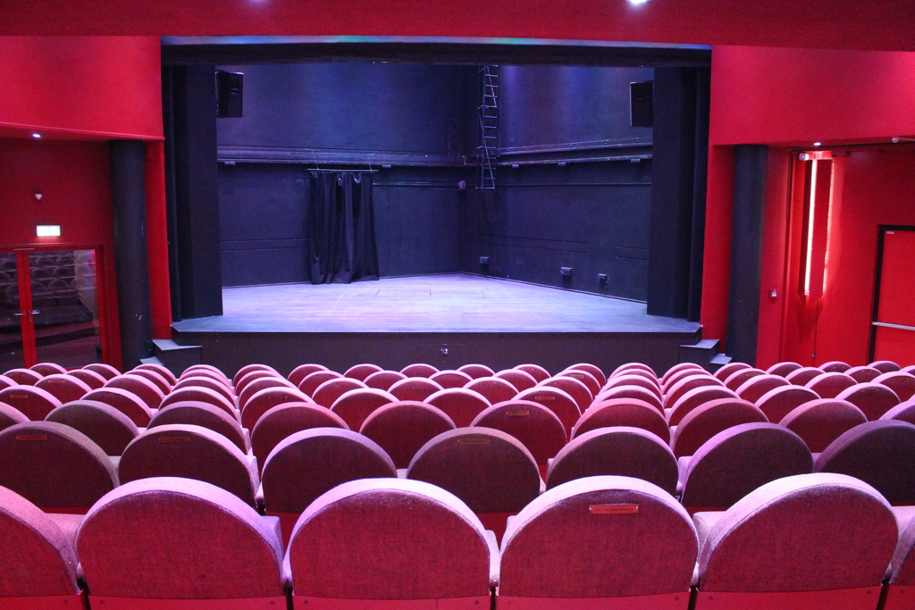 hostels in frankfurt, germany | impressive old english theater