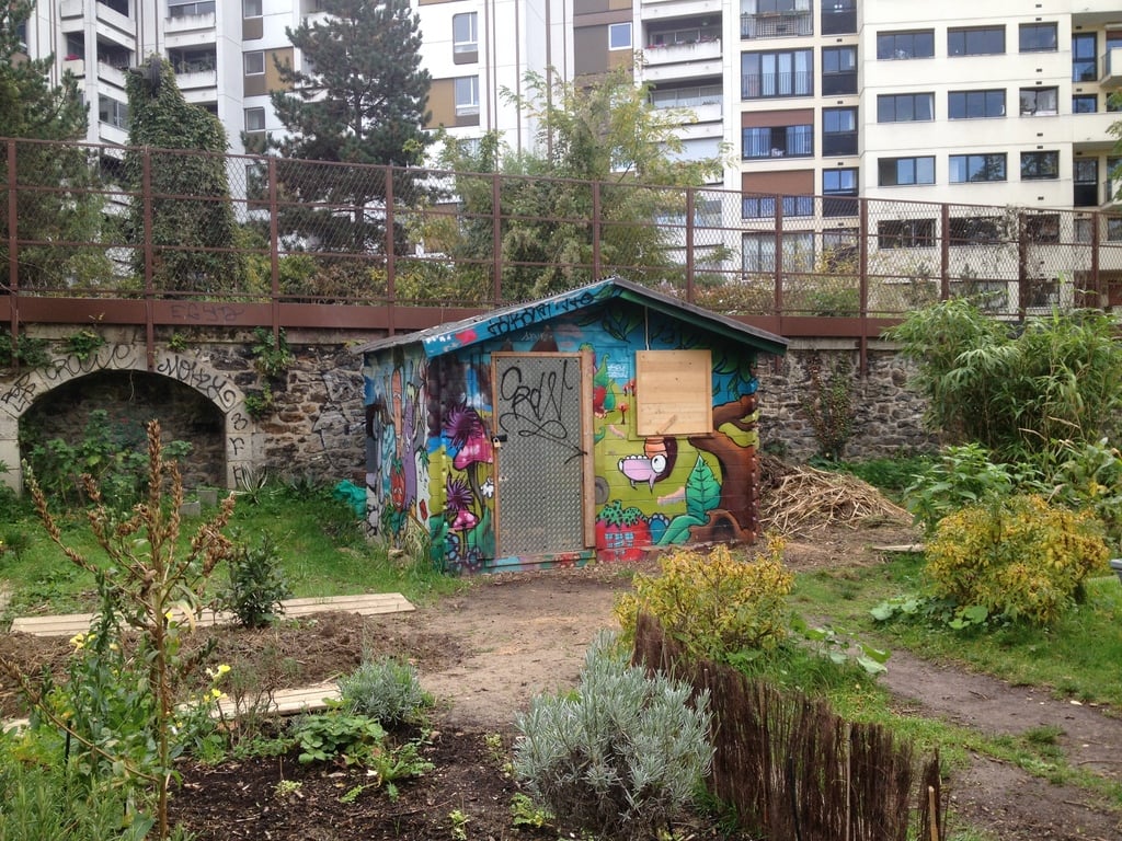 Gardening shed along the Petite Ceinture 