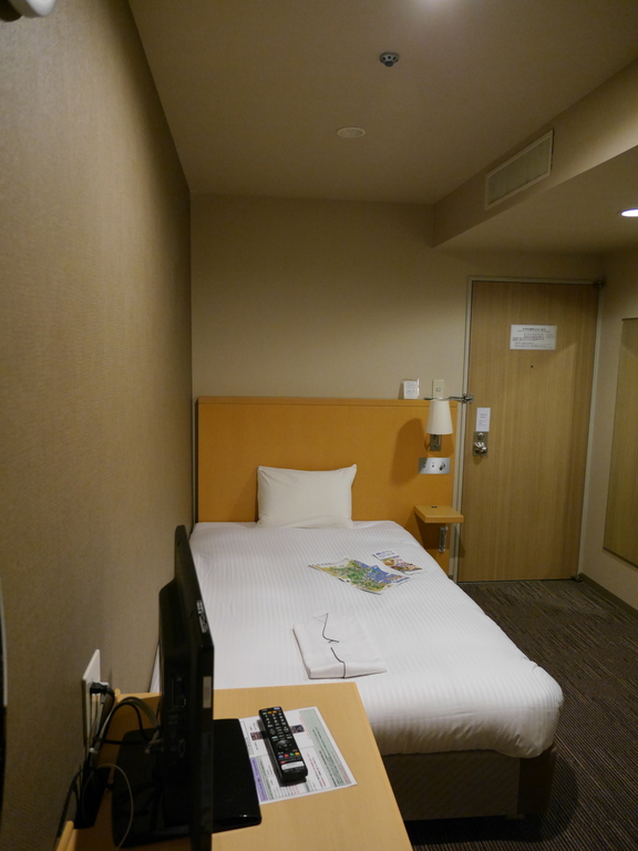 hotels in in sendai | an efficient room that is on the right side of claustrophobic