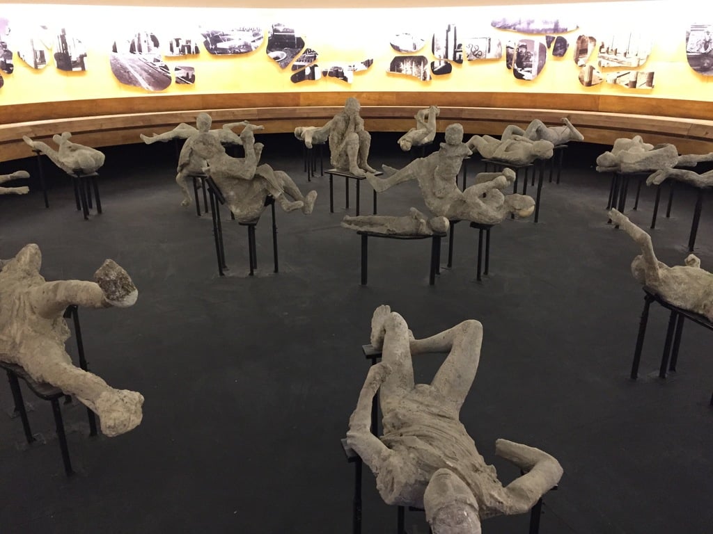guide to pompeii | check out the dead bodies