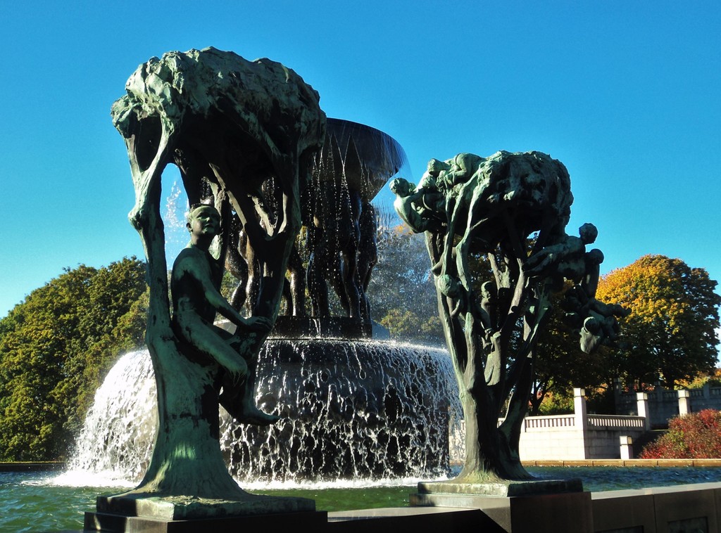 attractions in oslo frogner park | admire a beautiful fountain located in the center of the park!