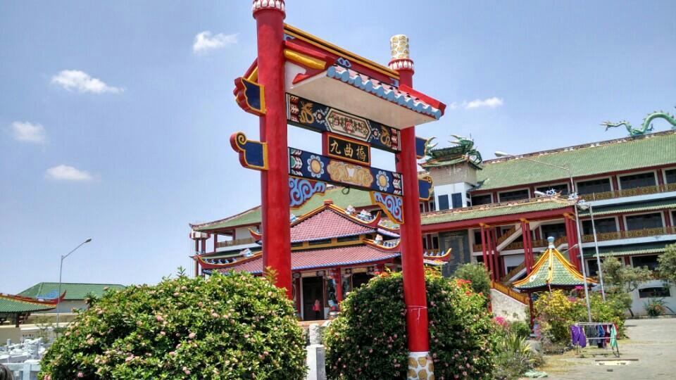 temples to visit in indonesia | kwan sing bio temple in tuban, one of the largest chinese temples in southeast asia