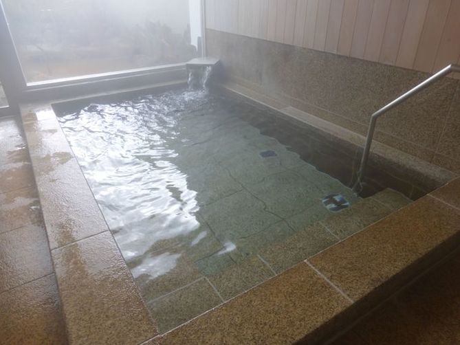 onsens for women in gifu | a spacious indoor bath