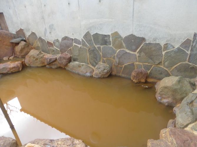 onsens for women in gifu | bathing in the rusty colored hot spring water that is unique to nagaragawa!