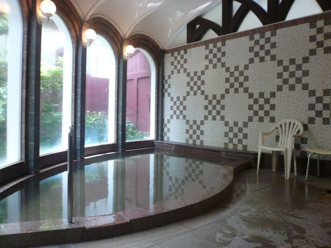 where to stay in unzen | the hot spring water is rich in minerals and the bathroom has interesting art decorations