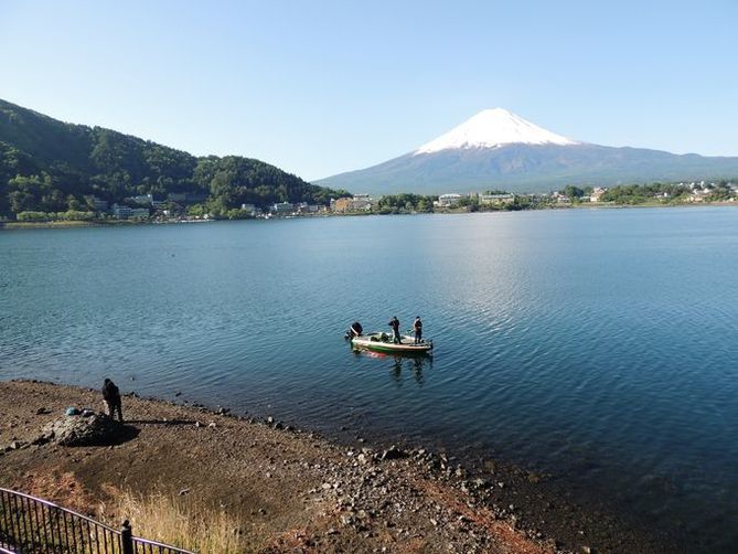 onsens in fujikawaguchiko | loving the view of mt. fuji while strolling on the lakeside footpath