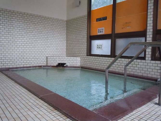 the overflowing onsen!