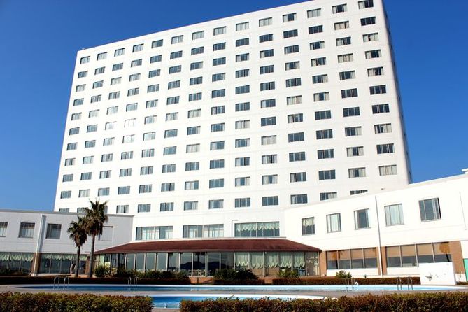 luxury hotels in kushimoto | a white seaside resort hotel standing at honshu’s southernmost point