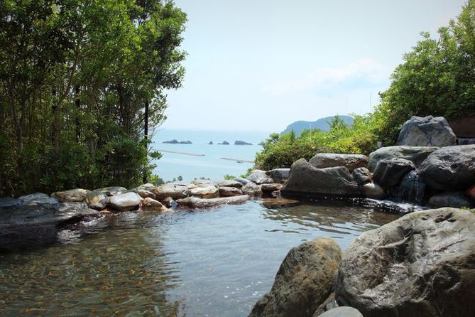 luxury hotels in kushimoto | the open-air bath with a view to the pacific ocean