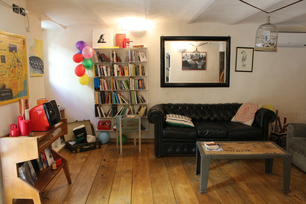 hostels in via garibaldi | friendly atmosphere in the common area