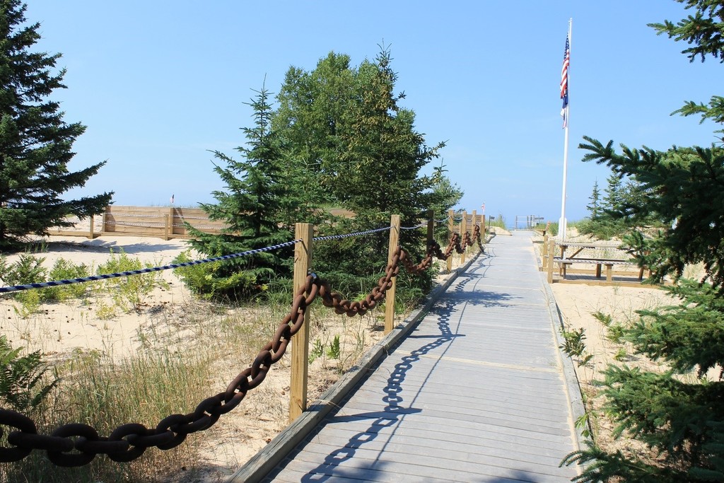 The boardwalk from the parking lot is augmented with a boat chain. Nice touch!