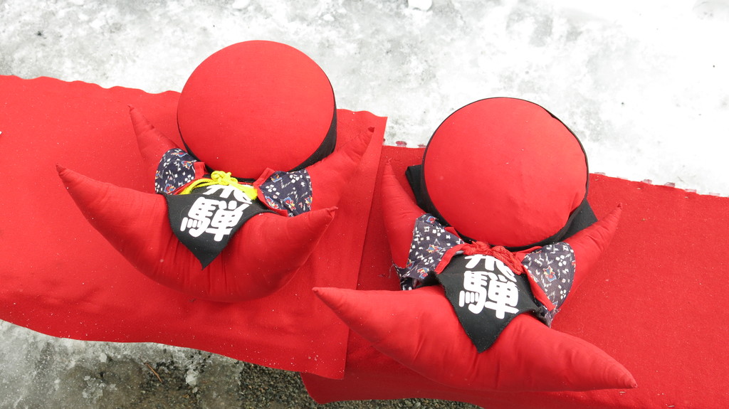 attractions in hida minzoku mura folk village | pick up a handicraft outside hida folk village